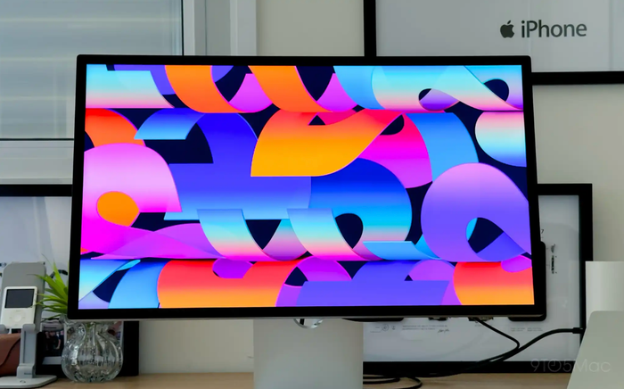 Chiếc màn hình mới sẽ được ra mắt trong năm 2026 mặc dù ít được chú ý hơn so với những dòng điện thoại. (Ảnh: 9to5Mac)