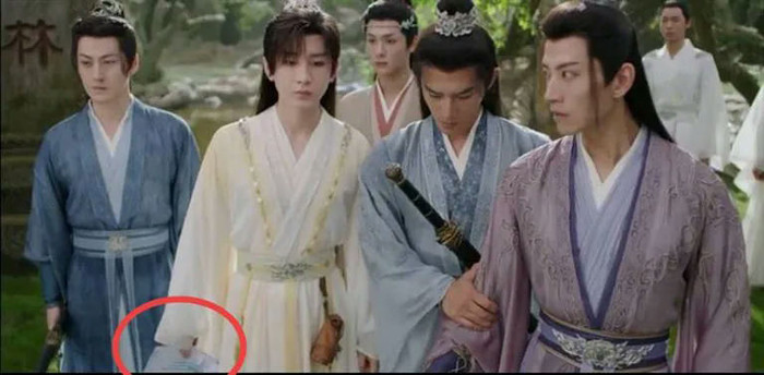 Trong Phó Sơn Hải, kịch bản được đánh dấu bằng bút dạ quang neon lại lọt thẳng vào khung hình.&nbsp;