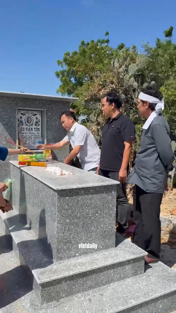 Hình ảnh MC Quyền Linh thăm mộ cố nghệ sĩ Thương Tín đang được chia sẻ trên mạng xã hội. (Ảnh: Chụp màn hình TikTok Vietdaily)