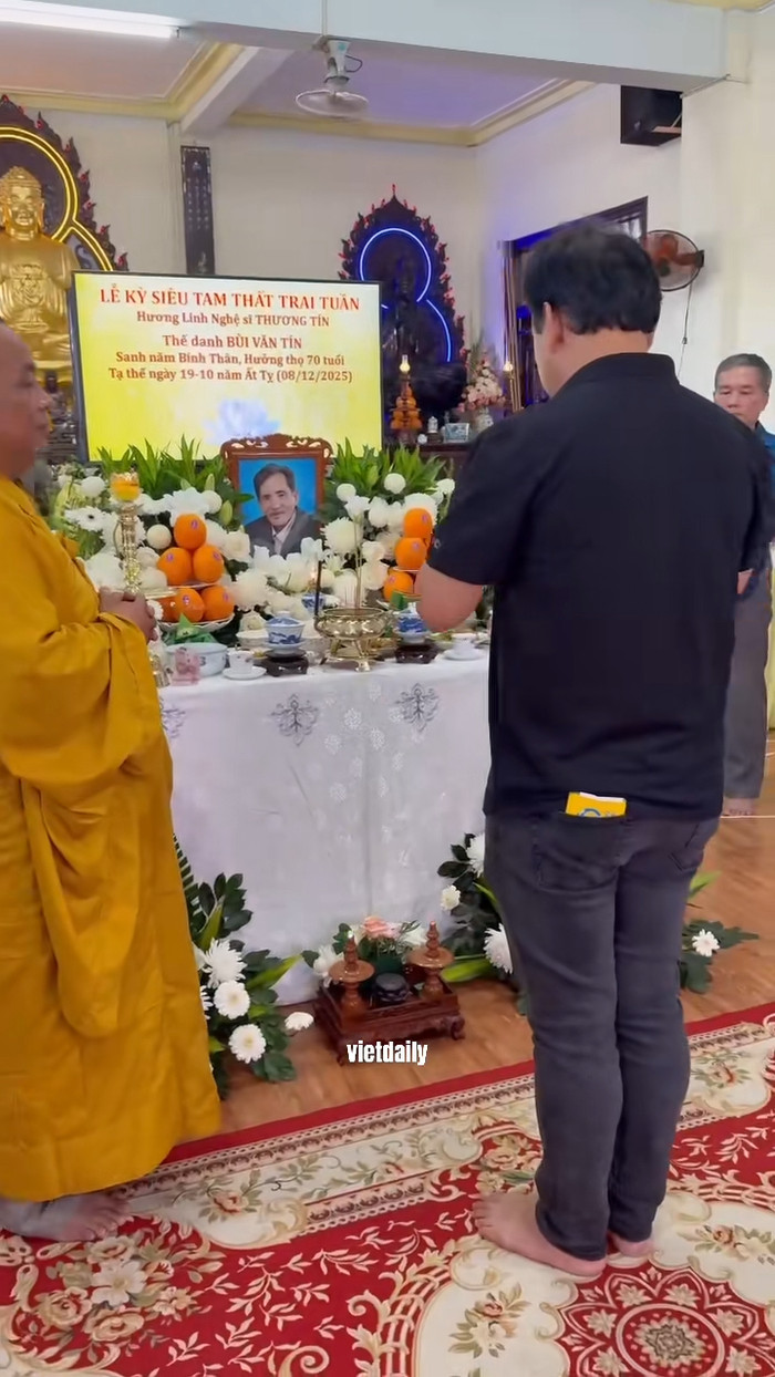 MC Quyền Linh giản dị đến dự lễ cúng tam thất của cố nghệ sĩ Thương Tín mới đây. (Ảnh: Chụp màn hình TikTok Vietdaily)