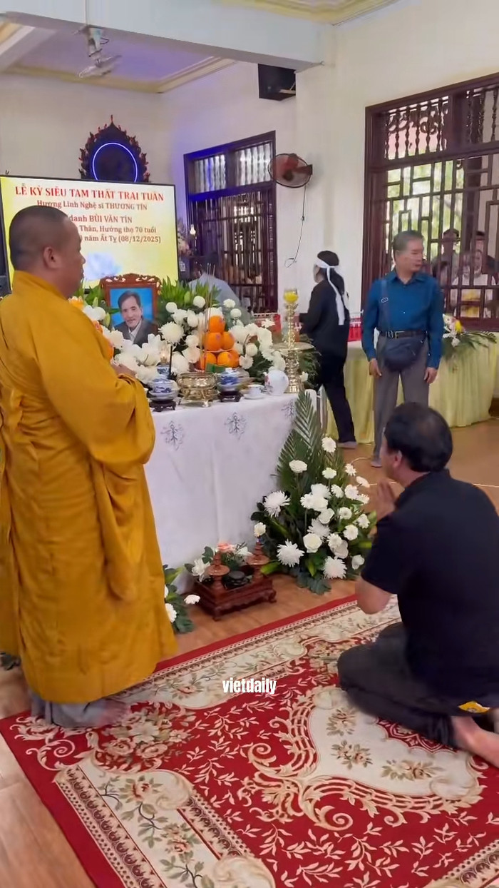 MC Quyền Linh thăm mộ cố nghệ sĩ Thương Tín Ảnh 1