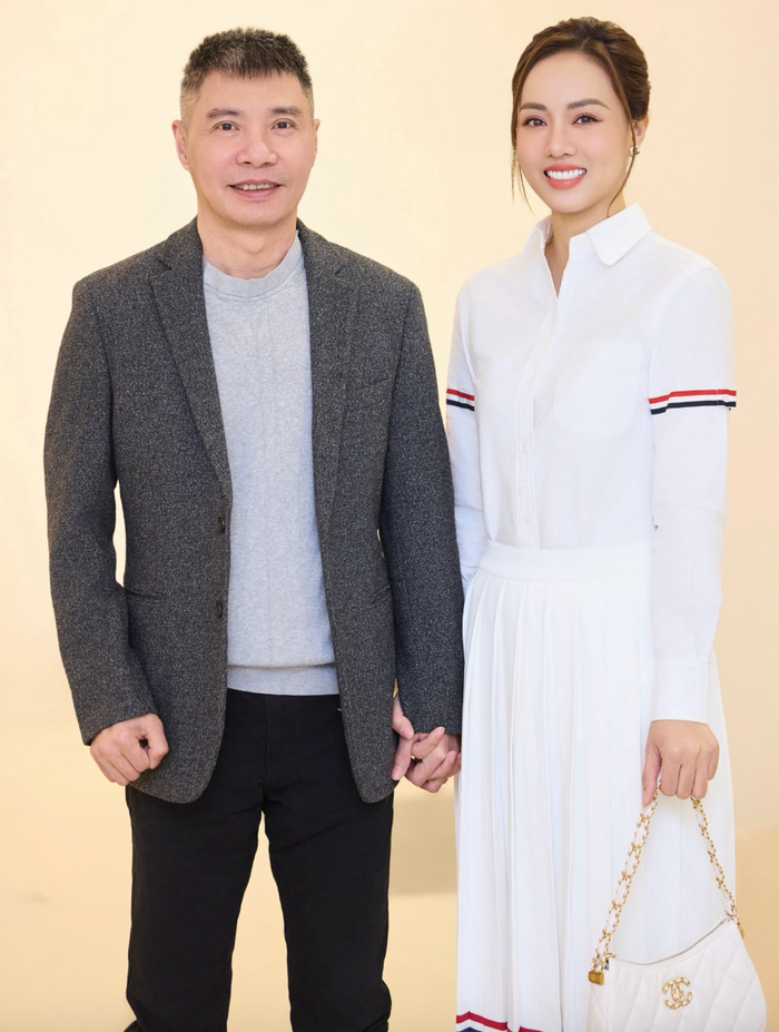 Vợ Công Lý không ngần ngại chia sẻ chuyện nỗ lực đi làm để có thu nhập chữa bệnh cho chồng. Ảnh: FBNV