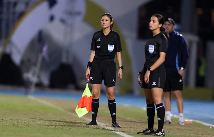 Trang bóng đá Lào Sabaidee Football 365 đã tiết lộ về tình cảnh của nữ trọng tài Lào sau một tuần bắt ở chung kết SEA Games 33. Ảnh: Anh Đồng