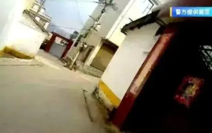 Mẹ ruột ngất xỉu vì con làm bài tập không tốt, cậu bé 9 tuổi có hành động khiến ai cũng nể phục Ảnh 1