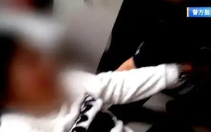 Mẹ ruột ngất xỉu vì con làm bài tập không tốt, cậu bé 9 tuổi có hành động khiến ai cũng nể phục Ảnh 3