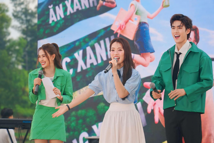 Sự chăm chỉ, không ngừng học hỏi giúp MC Huyền Trang có nhiều kinh nghiệm khi đứng trên sân khấu. Ảnh: FBNV