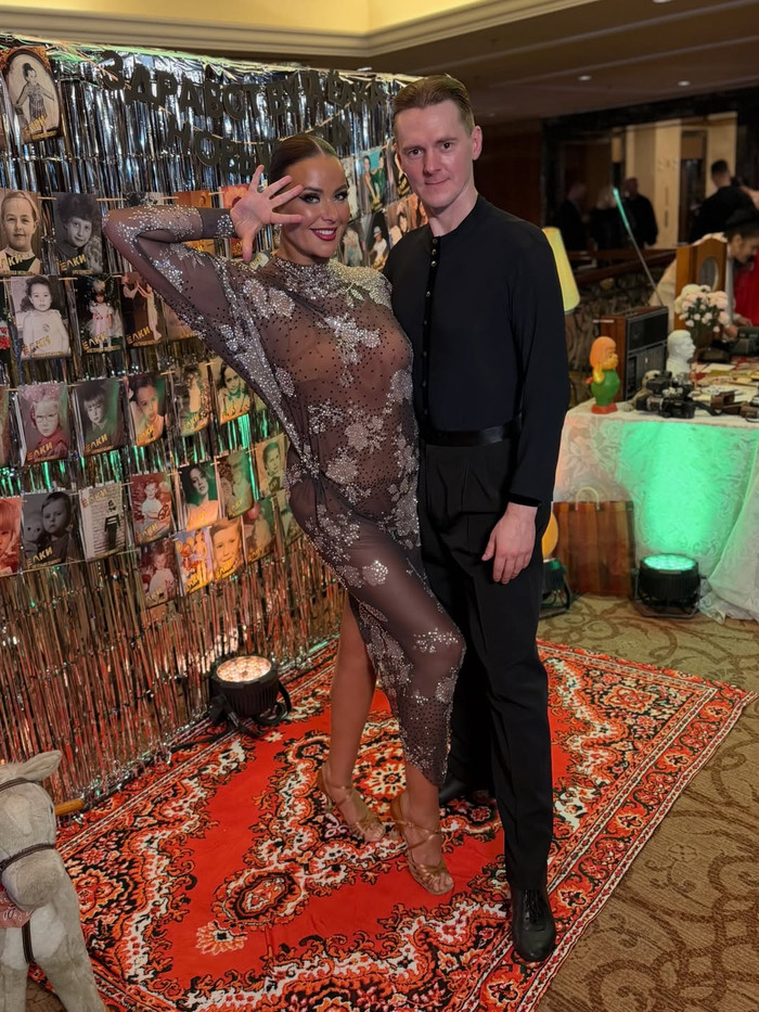 Miss Universe 2002 diện váy xuyên thấu, gây ấn tượng với vẻ ngoài tràn đầy năng lượng ở tuổi U50.