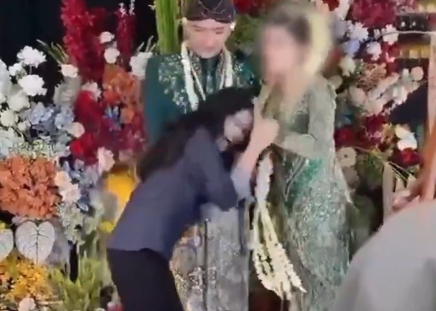 Cô dâu đánh ghen bạn gái cũ của chú rể ngay tại đám cưới, khách mời hoảng hốt Ảnh 1