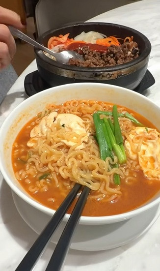 Mì gói của xứ kim chi cũng được nhiều thực khách 'ghiền'.