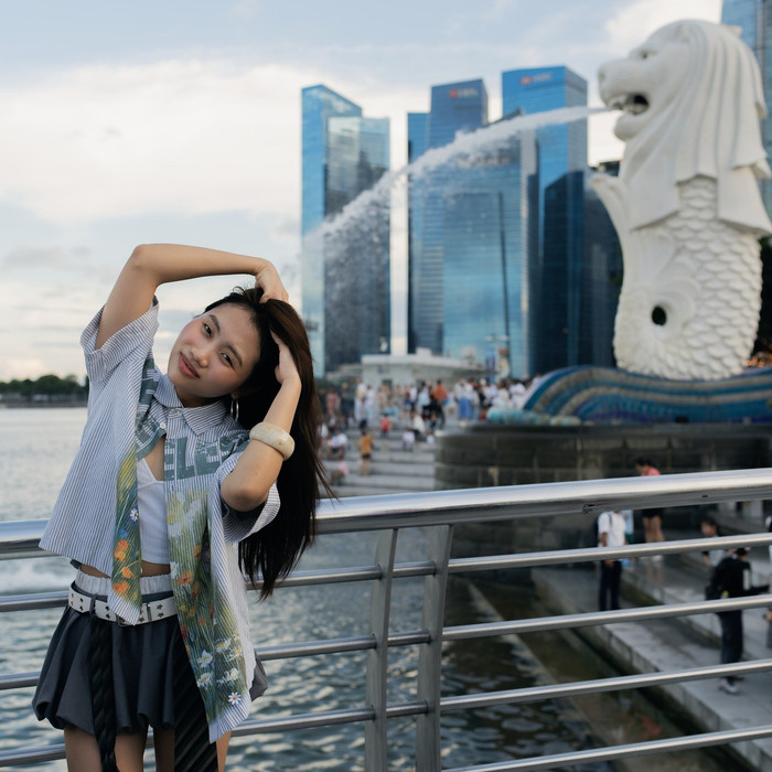 Phương Mỹ Chi tạo dáng hài hước khi 'check in' ở biểu tượng của Singapore.