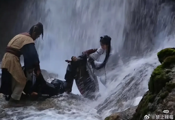 Bối cảnh thác nước tại Cửu Trại Câu - nơi xảy ra sự cố hậu trường nguy hiểm