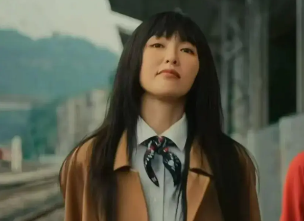 Hình ảnh tạo hình của Đường Yên trong phim mới, tập trung vào mái tóc giả gây tranh cãi