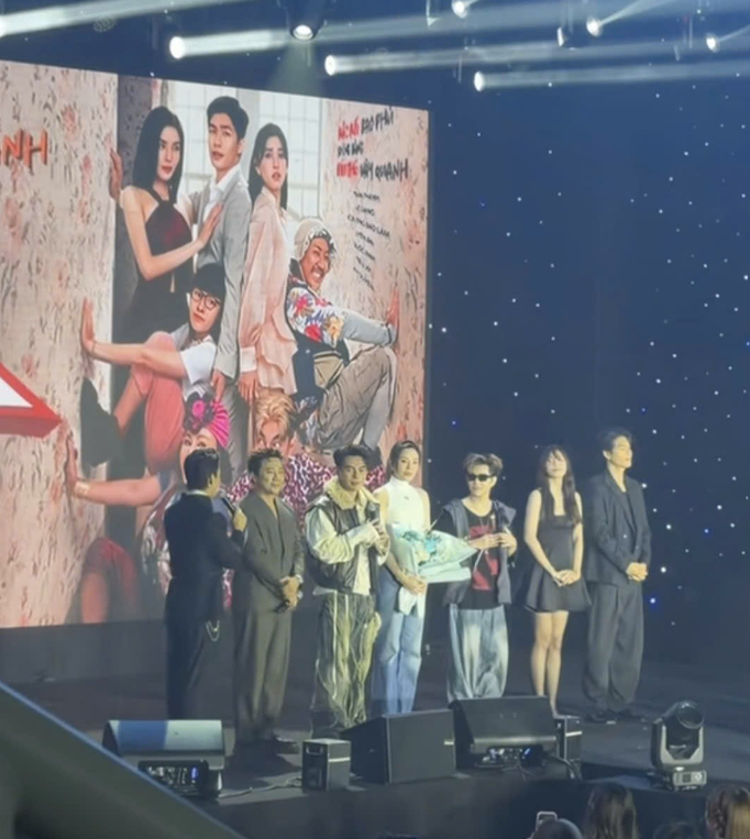 Dàn cast Bộ Tứ Báo Thủ xuất hiện cùng nhau tại sự kiện (Ảnh: Chụp màn hình)