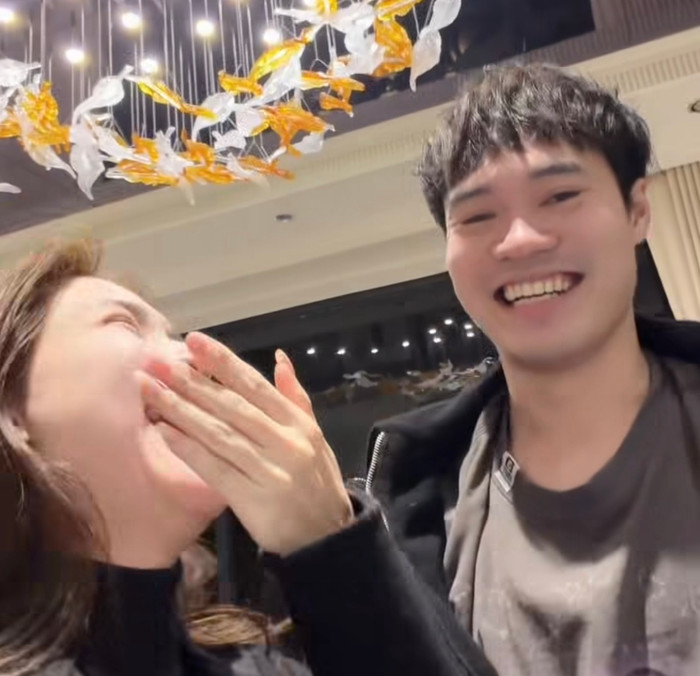 Tiền đạo Nguyễn Xuân Son bất ngờ thắc mắc với Văn Toàn về thông tin liên quan đến ca sĩ Hòa Minzy. Ảnh chụp màn hình