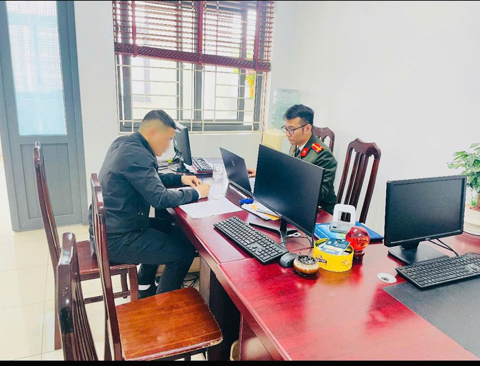 Chủ tài khoản mạng xã hội tại Cơ quan Công an. Ảnh: công an TP Hà Nội