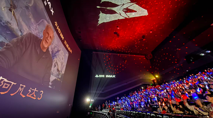Khán giả thưởng thức Avatar 3 tại rạp IMAX, cho thấy sức nóng phòng vé toàn cầu