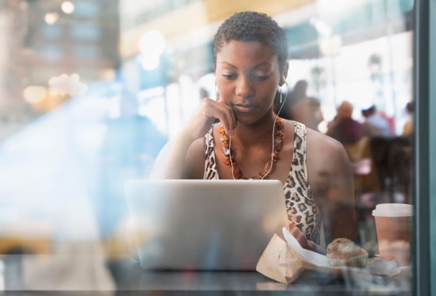 Xu hướng tai nghe dây trở lại - một cách để rút lui khỏi công nghệ và cả những ồn ào của cuộc sống. Ảnh: CNBC