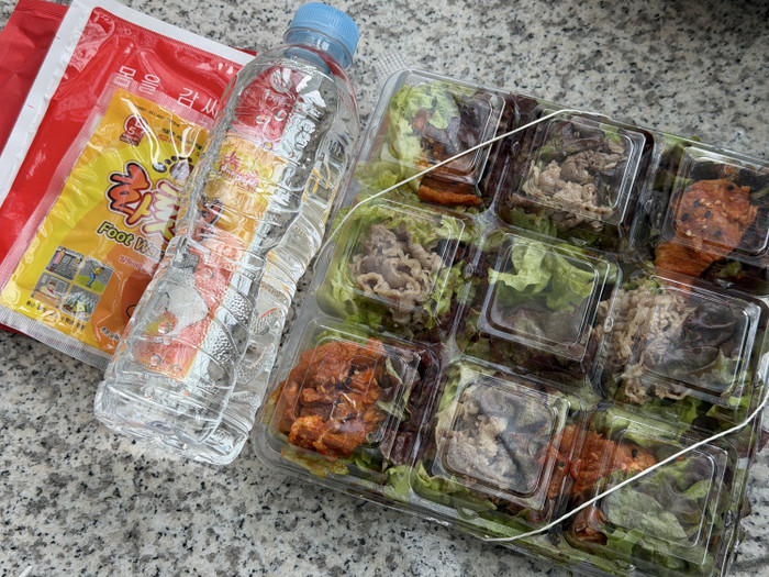 Nhiều fan phẫn nộ, thẳng tay ném quà do aespa tặng vào thùng rác: Chuyện gì đang xảy ra? Ảnh 2