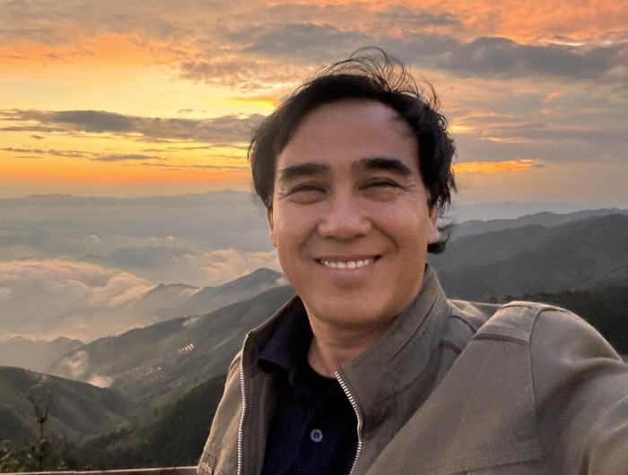 Quyền Linh sử dụng chiếc điện thoại 7 chữ số. Ảnh: FBNV