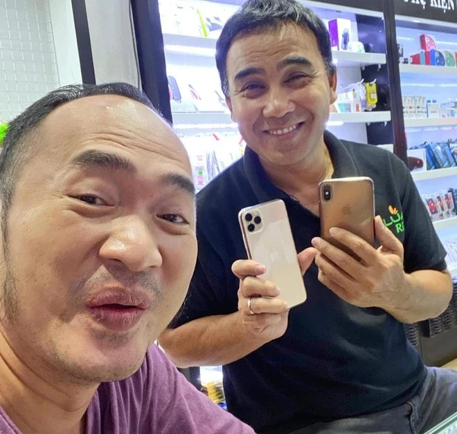 Quyền Linh khoe chiếc điện thoại 7 chữ số trên trang cá nhân của Tiến Luật.