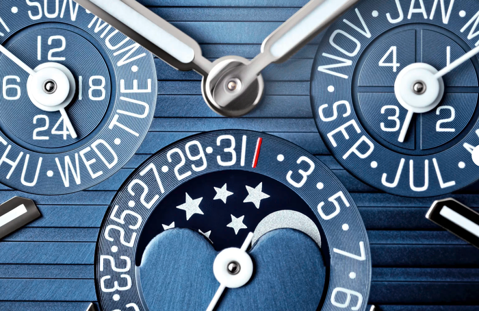 Điểm nhấn trên chiếc đồng hồ của con trai bầu Hiển nằm ở mặt số xanh navy cùng lịch vạn niên xuất hiện. (Ảnh: Patek Philippe)