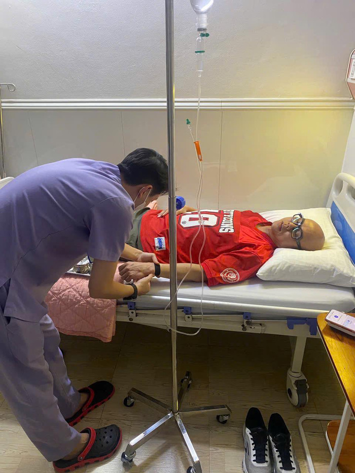 Phan Đinh Tùng nhập viện cấp cứu.