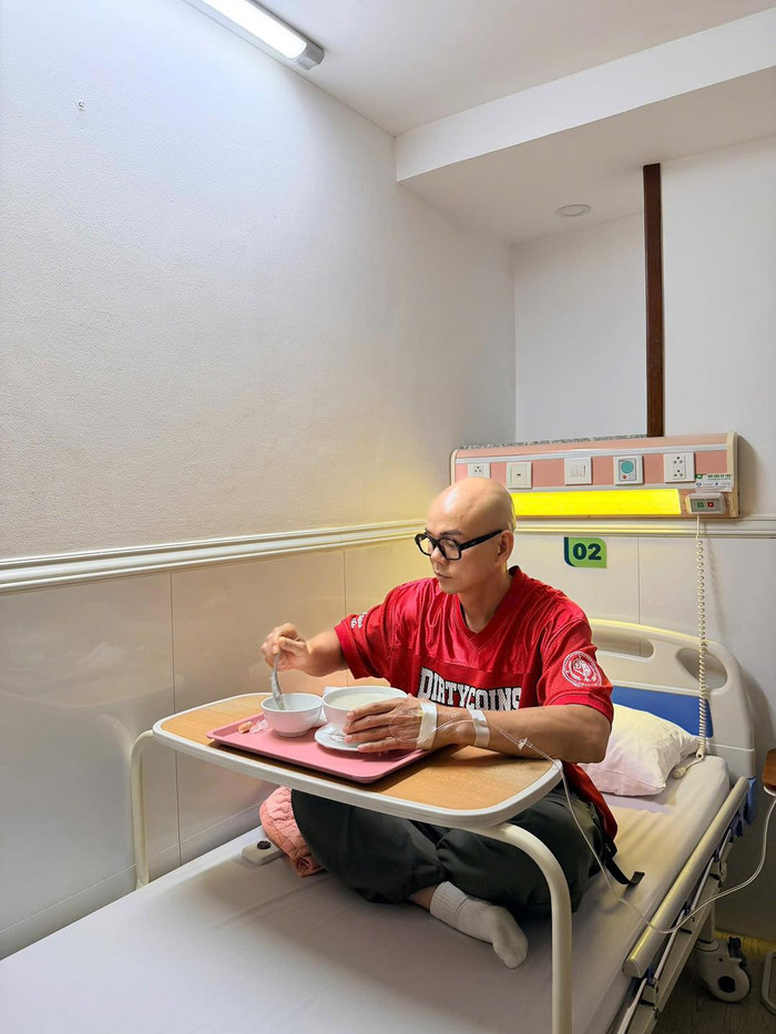 Nam ca sĩ bị kiệt sức do làm việc liên tục, không có nhiều thời gian nghỉ ngơi.