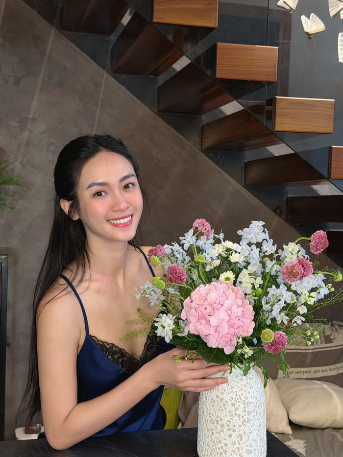 Á hậu Thúy Quỳnh sở hữu ngoại hình nổi bật và phong thái tự tin. Ảnh: FBNV