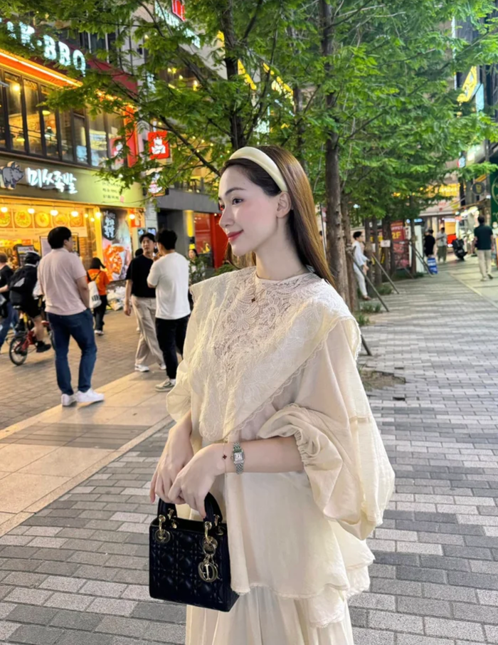 Mẫu đồng hồ trên tay Hoà Minzy lại đóng vai trò như một phụ kiện thời trang giúp hoàn thiện bộ trang phục của nữ ca sĩ. (Ảnh: FBNV)