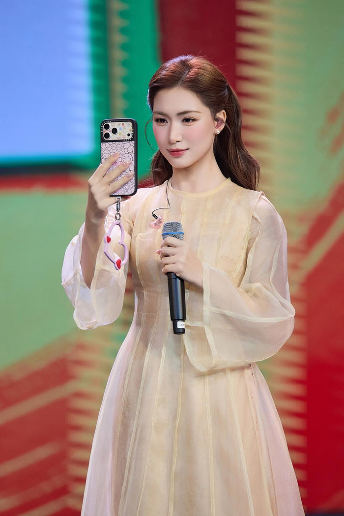 Khác biệt với Văn Toàn, chiếc điện thoại của Hoà Minzy lại mang đến vai trò nhiều hơn như giải trí hay sáng tạo nội dung, đúng với tính chất nghề nghiệp của nữ ca sĩ. (Ảnh: FBNV)