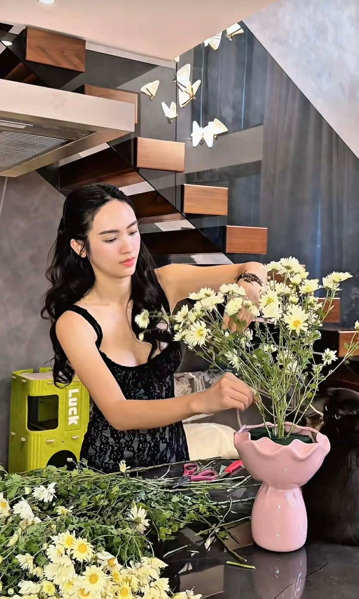 Đặc biệt ấn tượng là những khoảnh khắc Thúy Quỳnh diện váy ren màu đen dây mảnh và váy lụa xanh navy. Chiếc váy đen dây spaghetti với lớp ren viền cổ và viền dưới tạo độ tương phản hoàn hảo giữa phần trên gợi cảm và phần dưới thanh lịch. Chất liệu satin bóng mịn, chảy mềm mại theo từng cử động, giúp tôn lên đường cong cơ thể một cách tự nhiên mà không phô trương. Ảnh chụp màn hình