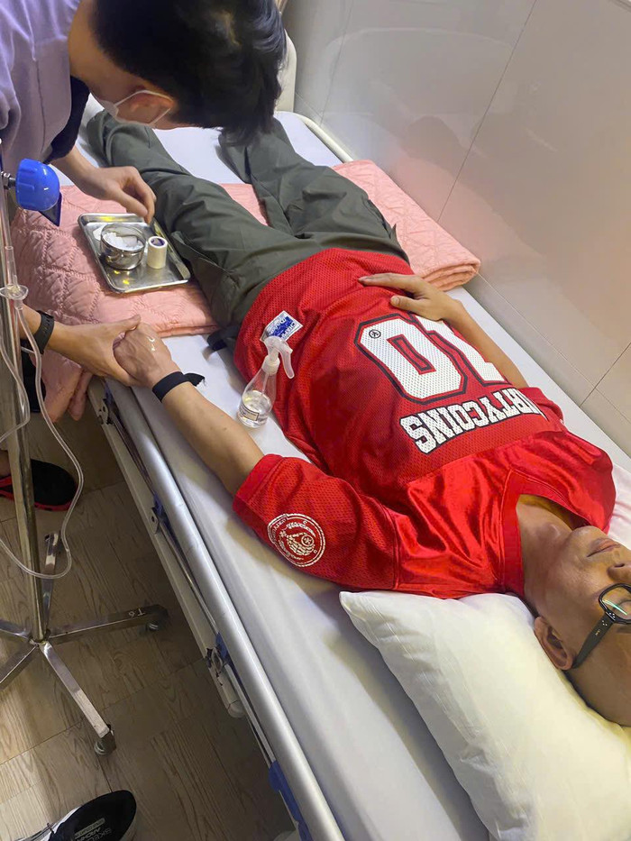 Phan Đinh Tùng nhập viện cấp cứu vì làm việc quá sức.&nbsp;