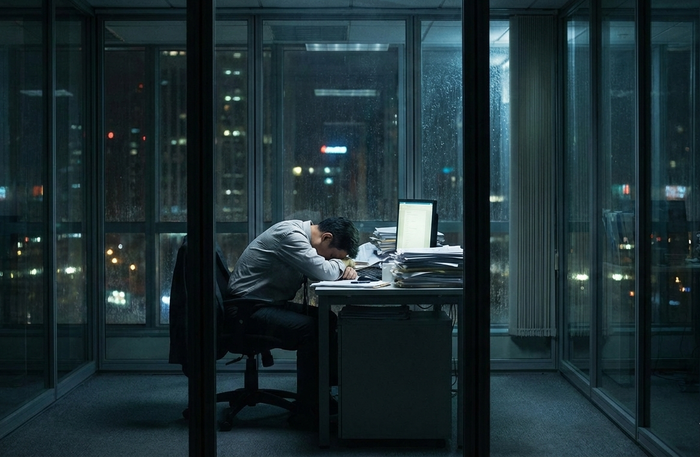 Làm việc quá sức và thiếu ngủ kéo dài có thể khiến cơ thể rơi vào trạng thái suy kiệt toàn diện.&nbsp;(Ảnh minh họa)