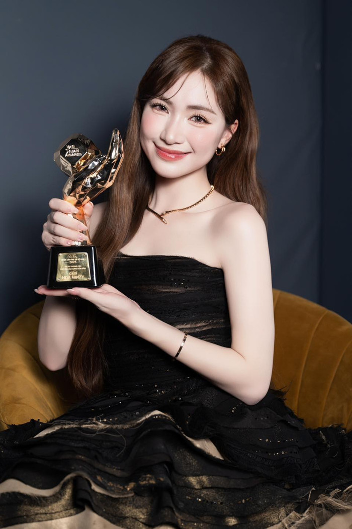 Hòa Minzy liên tiếp nhận về loạt giải thưởng trong năm 2025 và đặc biệt được đề cử ở nhiều hạng mục tại Làn Sóng Xanh (Ảnh: FBNV).
