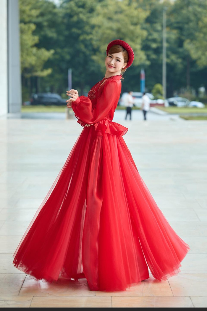 Đặc biệt, Hòa Minzy thường xuyên lựa chọn các thiết kế lấy cảm hứng từ trang phục dân gian Kinh Bắc, như áo tứ thân, ngũ thân cách tân hoặc áo yếm kết hợp áo dài, với kỹ thuật thủ công tinh xảo: thêu tay, đính kết ngọc trai, vẽ màu acrylic. Những bộ trang phục này từng xuất hiện ấn tượng trong các sản phẩm âm nhạc của cô, mang hơi thở đương đại nhưng vẫn giữ trọn tinh thần dân tộc. Ảnh: FBNV