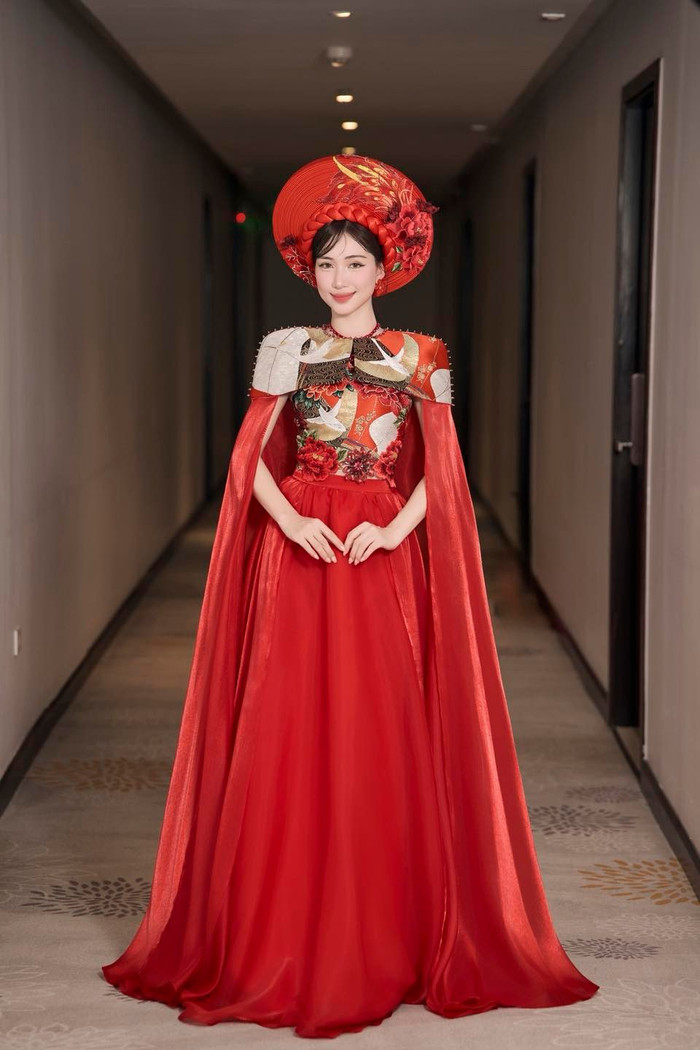 Nhìn chung, phong cách của Hòa Minzy thể hiện sự cân bằng tinh tế: luôn tôn trọng nét truyền thống qua phom dáng cổ điển, chất liệu cao cấp và họa tiết mang ý nghĩa văn hóa, đồng thời khéo léo lồng ghép hơi thở hiện đại qua cách cắt may tối giản, màu sắc tươi trẻ và sự chú trọng vào độ bay, độ rủ của vải. Nữ ca sĩ không chạy theo xu hướng phô trương mà ưu tiên sự chỉn chu, phù hợp hoàn cảnh, giúp tà áo dài trở thành 'ngôn ngữ' riêng để giao tiếp với người hâm mộ. Ảnh: FBNV