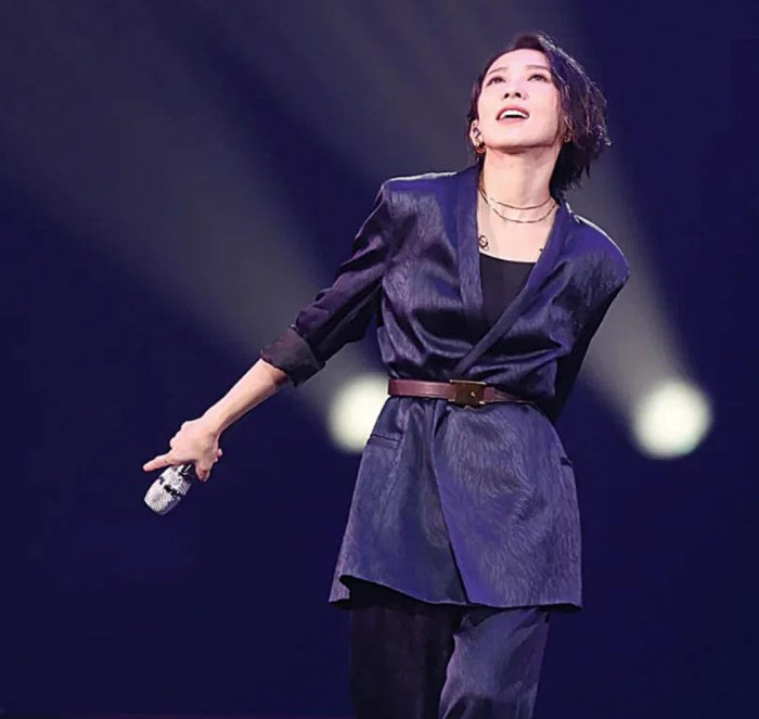 Nữ ca sĩ bật khóc trên sân khấu, thông báo hủy bỏ hai buổi biểu diễn vì bán vé ế ẩm Ảnh 1