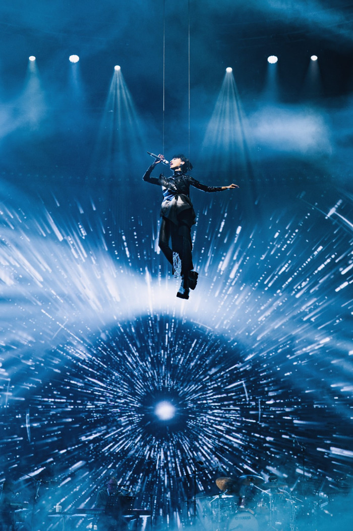 Nữ ca sĩ bật khóc trên sân khấu, thông báo hủy bỏ hai buổi biểu diễn vì bán vé ế ẩm Ảnh 3