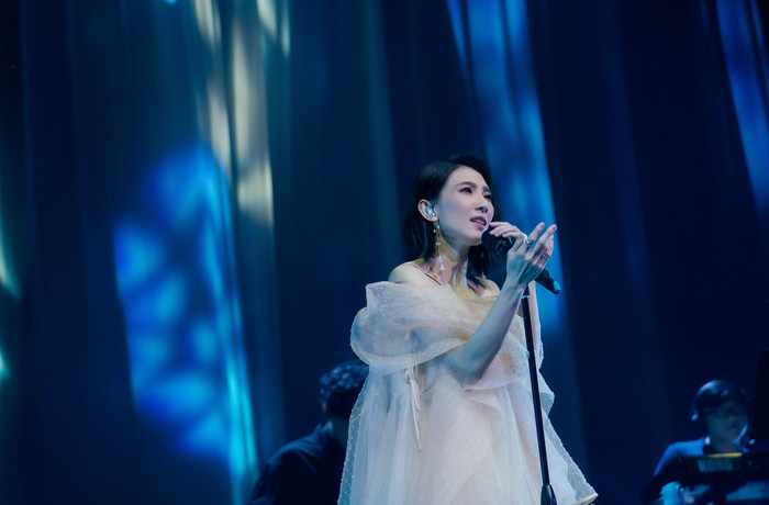 Nữ ca sĩ bật khóc trên sân khấu, thông báo hủy bỏ hai buổi biểu diễn vì bán vé ế ẩm Ảnh 2