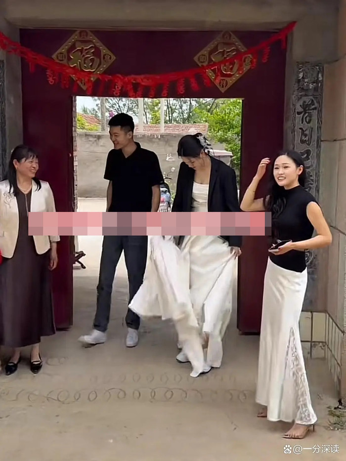 Chị dâu 31 tuổi diện đồ giống em chồng trong lễ đính hôn, dân mạng tranh cãi dữ dội Ảnh 2