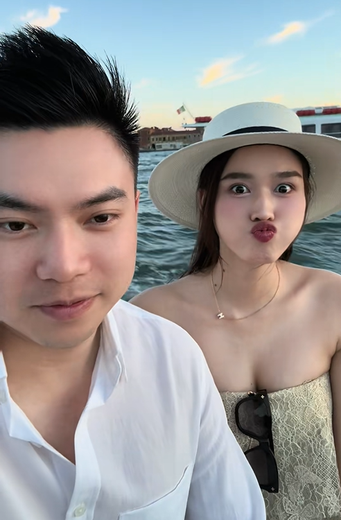 Trong đoạn clip gần đây, Đỗ Thị Hà gây chú ý khi đeo mẫu dây chuyền trị giá 15 triệu đồng. &nbsp;