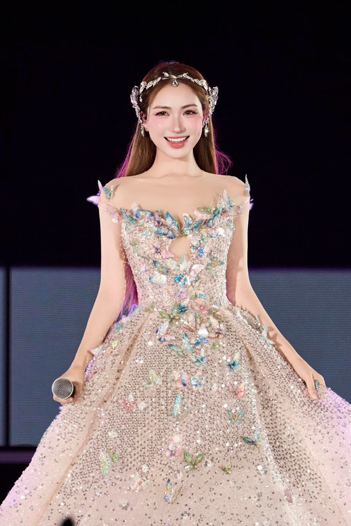 Hòa Minzy xây dựng được hình ảnh một nghệ sĩ nghiêm túc, chỉn chu và ngày càng được tin yêu.