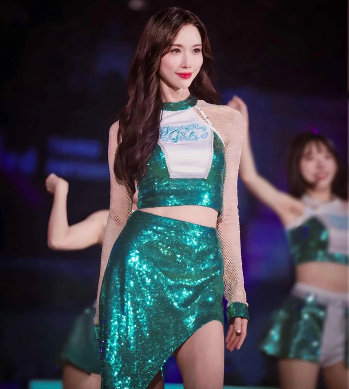 Lâm Chí Linh tự tin khoe dáng thon khi đứng trên sân khấu. Ảnh: QQ