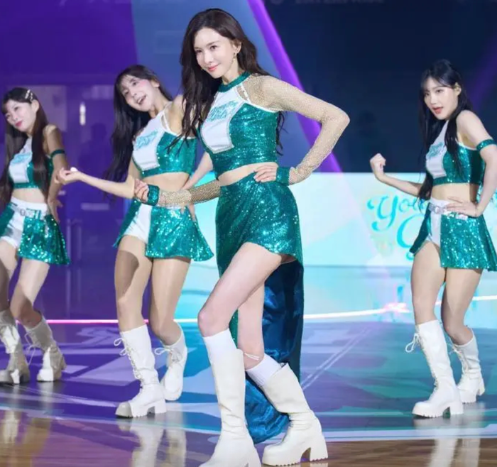 Lâm Chí Linh được cho là không có quá nhiều sự khác biệt khi đứng chung với các vũ công trẻ trung ở phía sau. Ảnh: QQ