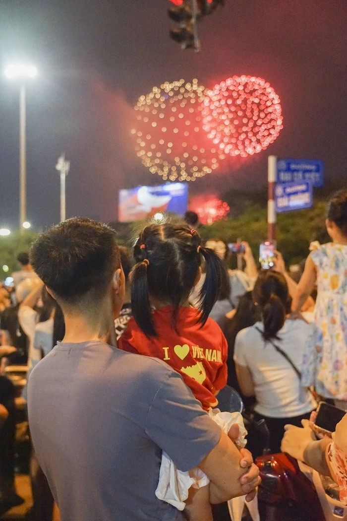 Người dân đổ về Công viên Thống nhất xem pháo hoa. Ảnh: Phụ nữ Việt Nam