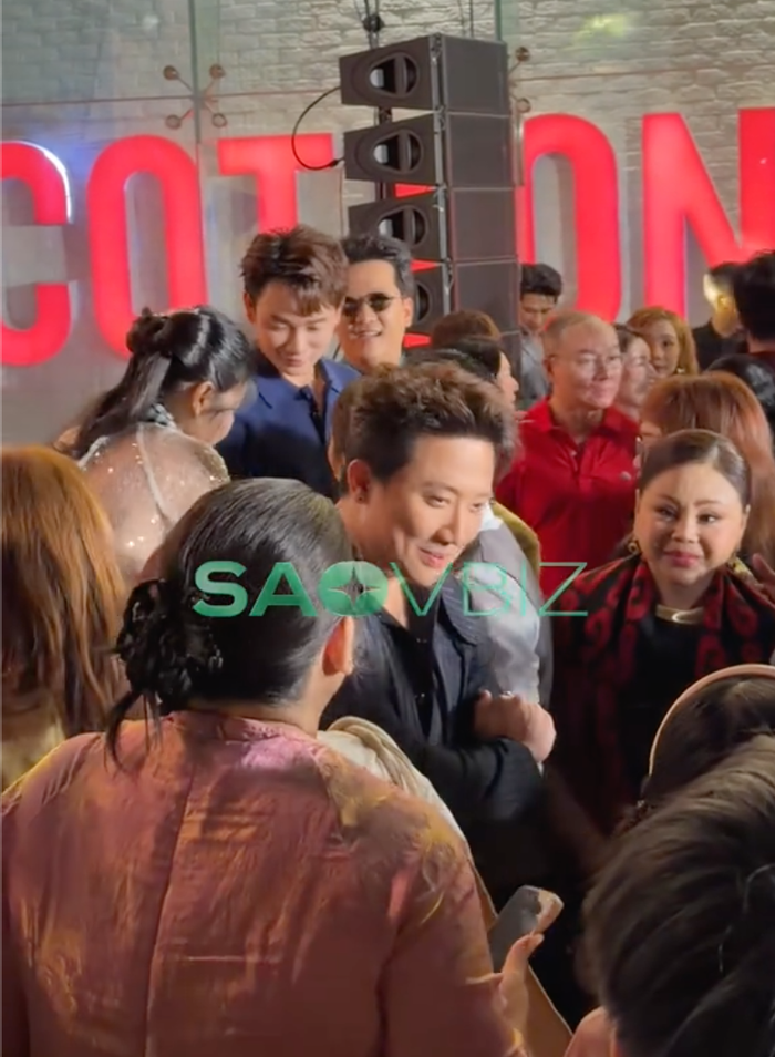 Trấn Thành và Trúc Nhân được cho là ngó lơ nhau khi cả hai đều xuất hiện tại một sự kiện (Ảnh: Chụp màn hình TikTok Sao Vbiz).