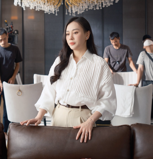 Phương Oanh là gương mặt quen thuộc của truyền hình Việt với hành trình bền bỉ và nhiều thử thách