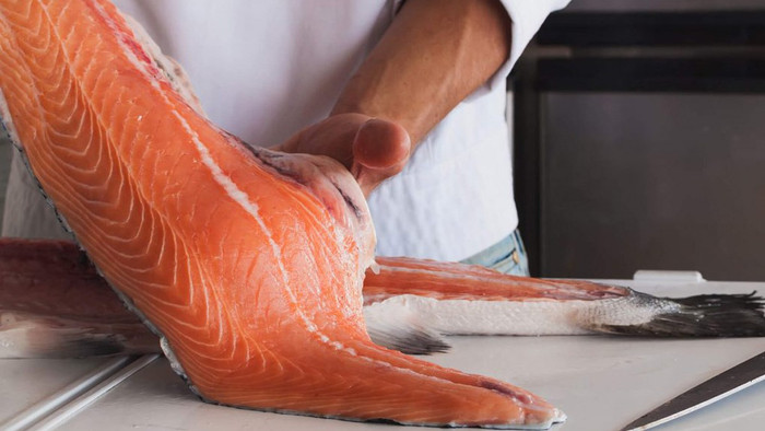 Các chuyên gia dinh dưỡng cho rằng nên ưu tiên thịt cá trong khẩu phần ăn để tốt cho sức khỏe. (Ảnh minh họa từ Internet)