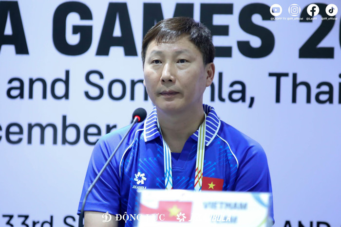 Tin tối 3/12, sau trận đấu không ấn tượng trước Lào, HLV Kim Sang Sik tuyên bố phải cố gắng thắng Malaysia. Ảnh: LFF