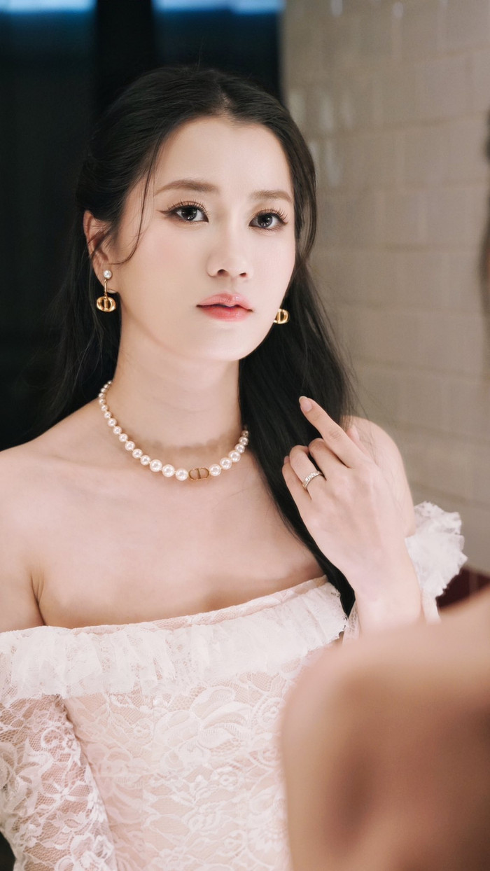 Lâm Vỹ Dạ thể hiện gu thời trang tinh tế khi lựa chọn chiếc vòng cổ kết hợp hài hòa giữa kim loại mạ vàng và ngọc trai trắng. Ảnh: FBNV